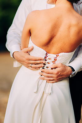 포토 JPG 해외이미지 서양인 여자 남자 웨딩드레스 안기 결혼식 사랑 정장 상반신 성인 두명 뒷모습 신랑신부 성인만 웨딩촬영 해외포토 외국인 드레스 옷 감정 신부_웨딩 뷰포인트 신랑 결혼 모션 사람 기념사진 파일형식 이미지허브