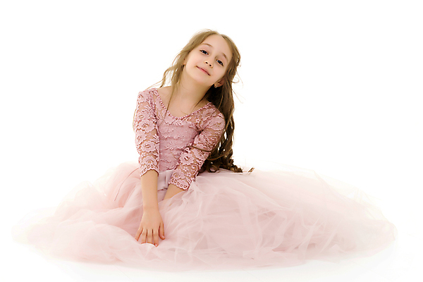 포토 JPG 해외이미지 전신 백인 응시 드레스 여자 어린이 포즈 실내 한명 앉기 앞모습 흰배경 소녀한명만 다소곳 해외포토 서양인 1 시선 옷 뷰포인트 백그라운드 컨셉 모션 사람 내부 흰색 여자한명만 소녀만 파일형식 이미지허브