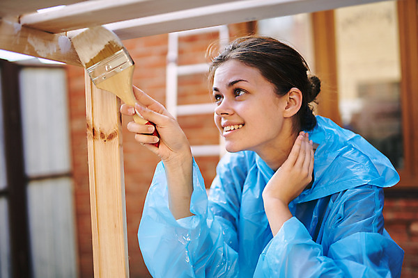 포토 JPG 해외이미지 여자 한명 들기 상반신 성인 목재 옆모습 올려보기 페인트칠 바르기 페인트붓 목공예 목재가구 셀프 성인여자한명만 셀프인테리어 해외포토 나무 1 뷰포인트 가구 재료 모션 페인팅 사람 인테리어 붓 공예 여자한명만 성인여자만 파일형식 이미지허브
