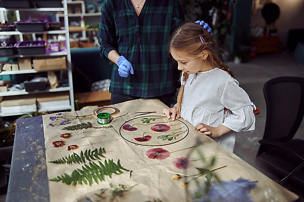 포토 JPG 해외이미지 식물 직업 라이프스타일 손 디자인 여자 꽃 꽃다발 꽃무늬 비즈니스 자연 탁자 주택 건조 실내 창조 미술 사람 취미 두명 장식 뷰티 상점 봄 벚꽃 업무 작업실 다발 배열 꽃집 만들기 주인 수공예 내추럴 구성 핸드메이드 중소기업 해외포토 계절 가구 무늬 회사 모션 문화예술 내부 건물 생활 신체부위 작업 공예 생태계 파일형식 이미지허브