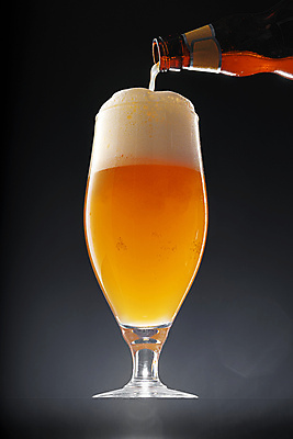 포토 JPG 해외이미지 검은배경 맥주 실내 사람없음 붓기 맥주잔 맥주병 해외포토 백그라운드 술잔 모션 술병 주류 내부 검은색 파일형식 이미지허브