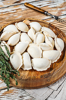 포토 JPG 해외이미지 포크 근접촬영 사람없음 허브 만두 나무쟁반 나무배경 해외포토 식물 식기 음식 뷰포인트 백그라운드 쟁반 목재 파일형식 이미지허브