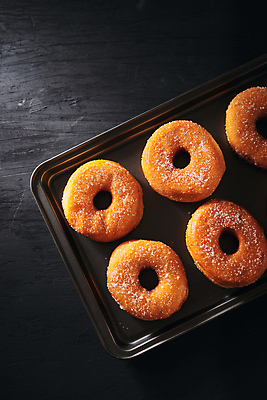 포토 JPG 해외이미지 검은배경 쟁반 실내 사람없음 하이앵글 도넛 달콤 설탕 해외포토 뷰포인트 백그라운드 디저트 내부 검은색 맛 파일형식 이미지허브