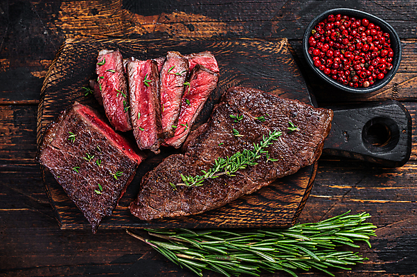포토 JPG 해외이미지 단면 실내 스테이크 비프스테이크 사람없음 하이앵글 소고기 슬라이스 로즈메리 나무도마 백리향 통후추 나무배경 해외포토 뷰포인트 백그라운드 도마 서양음식 육류 내부 목재 허브 후추 파일형식 이미지허브