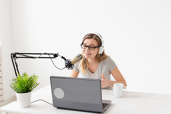 포토 JPG 해외이미지 여자 화분 스튜디오 한명 손짓 상반신 성인 앞모습 노트북 머그컵 마이크 라디오 라디오방송 성인여자한명만 크리에이터 1인미디어 해외포토 직업 1 뷰포인트 음향기기 모션 사람 컵 전자제품 방송 여자한명만 성인여자만 파일형식 이미지허브