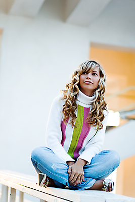 포토 JPG 해외이미지 백인 모델 1 학생 라이프스타일 옷 여자 포즈 한명 사람 앉기 성인 야외 10대 금발 뷰티 유행 흰색 청바지 도시 스웨터 만족 혼자 유일 해외포토 서양인 헤어스타일 감정 컬러 상의 바지 모션 청소년 생활 파일형식 이미지허브