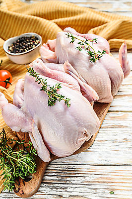 포토 JPG 해외이미지 그릇 방울토마토 실내 사람없음 아웃포커스 닭고기 신선 천 날것 후추 백리향 생닭 나무배경 해외포토 식기 백그라운드 토마토 촬영기법 육류 내부 직물 닭 향신료 파일형식 이미지허브