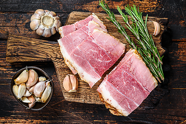 포토 JPG 해외이미지 실내 마늘 돼지고기 사람없음 슬라이스 로즈메리 나무도마 나무배경 해외포토 백그라운드 채소 도마 육류 내부 목재 허브 파일형식 이미지허브