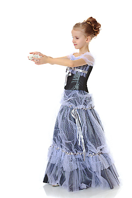 포토 JPG 해외이미지 전신 백인 응시 드레스 여자 어린이 포즈 실내 한명 들기 옆모습 흰배경 공주옷 소녀한명만 해외포토 서양인 1 시선 옷 뷰포인트 백그라운드 모션 사람 내부 흰색 여자한명만 소녀만 파일형식 이미지허브