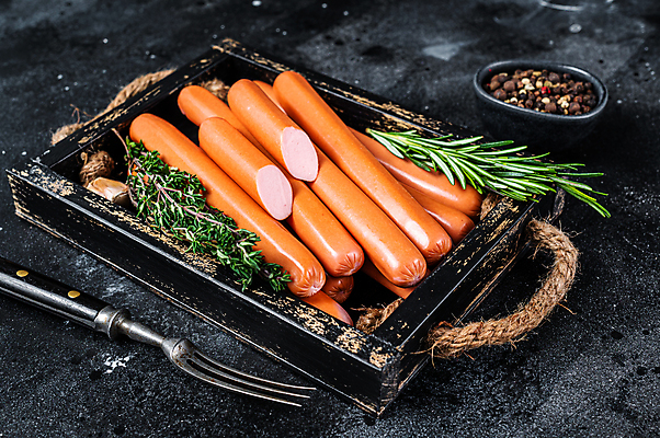 포토 JPG 해외이미지 검은배경 단면 실내 사람없음 소시지 나무쟁반 프랑크햄 해외포토 백그라운드 쟁반 내부 목재 검은색 가공식품 햄 파일형식 이미지허브