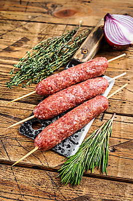 포토 JPG 해외이미지 실내 사람없음 소시지 꼬치 식칼 로즈메리 백리향 나무배경 해외포토 백그라운드 주방용품 내부 가공식품 허브 파일형식 이미지허브