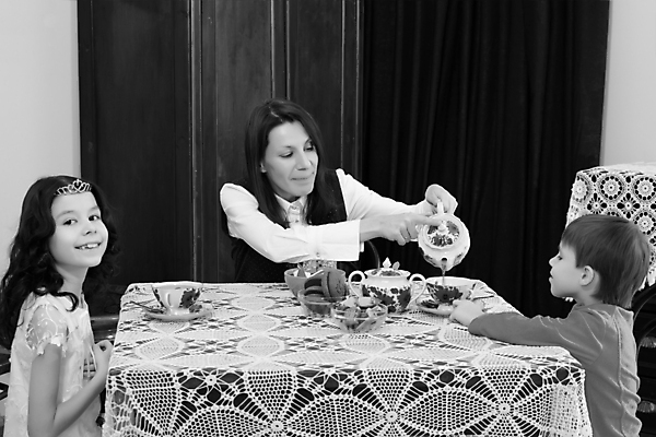 포토 JPG 해외이미지 백인 라이프스타일 드레스 여자 행복 얼굴 음료 어린이 음식 주택 미소 사람 컵 세명 청춘 파티 검은색 낭만 머그컵 수확 마시기 흰색 아기 클래식 차 달콤 작음 복고 빅토리아 옛날 해외포토 서양인 식기 옷 감정 컬러 컨셉 농업 모션 표정 이벤트 건물 생활 신체부위 맛 크기 파일형식 이미지허브