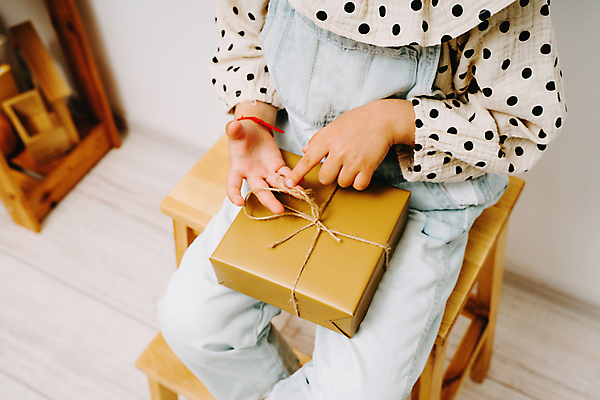 포토 JPG 해외이미지 라이프스타일 옷 여자 행복 어린이 밧줄 셔츠 포장 바지 손가락 새해 주택 관리 선물 사람 사람없음 내부 목재 선물상자 빛 쇼핑 상자 축제 방 청바지 아기 생일 황금 상품 활 블라우스 짐싸기 판지 꺼내기 어머니의날 해외포토 나무 손 기념일 감정 줄 상의 재료 모션 하의 건물 생활 미국문화 파일형식 이미지허브