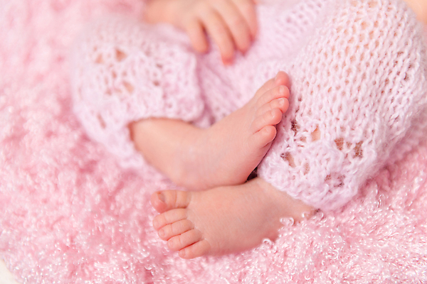 포토 JPG 해외이미지 백인 한명 사람 근접촬영 귀여움 하반신 아기 신생아 잠 니트 발가락 양발 접기 해외포토 서양인 1 뷰포인트 컨셉 상의 모션 발 파일형식 이미지허브