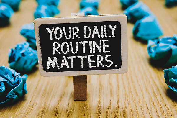 포토 JPG 해외이미지 영어 실내 사람없음 아웃포커스 표어 표지판 종이뭉치 나무배경 해외포토 문자 종이 백그라운드 알림판 촬영기법 내부 뭉치 파일형식 이미지허브