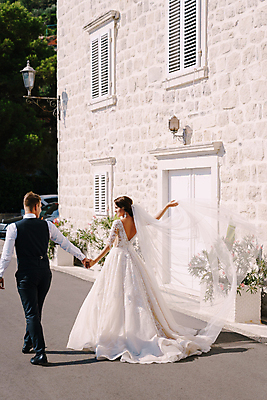 포토 JPG 해외이미지 주간 전신 커플 여자 남자 결혼 거리 성인 야외 두명 건물 뒷모습 걷기 손잡기 다정 신랑신부 성인만 웨딩촬영 해외포토 자연요소 건축물 신부_웨딩 뷰포인트 신랑 컨셉 관계 모션 사람 이벤트 기념사진 파일형식 이미지허브