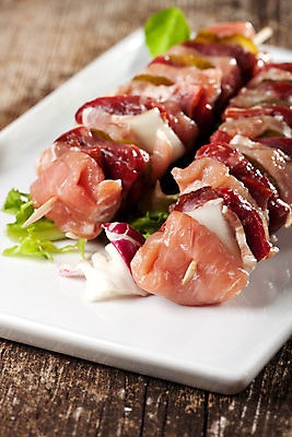 포토 JPG 해외이미지 접시 음식 잎 양파 육류 돼지고기 요리 사람없음 목재 빨간색 샐러드 소고기 흰색 신선 막대기 꼬치 상추 날것 베이컨 케밥 해외포토 나무 식물 식기 컬러 채소 식재료 재료 파일형식 이미지허브