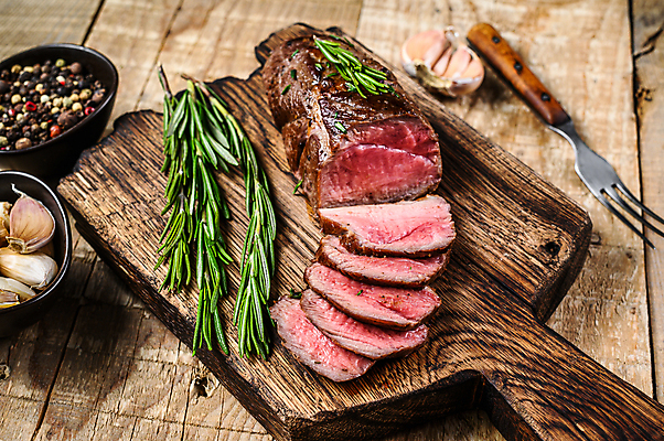 포토 JPG 해외이미지 포크 단면 실내 마늘 스테이크 비프스테이크 사람없음 소고기 슬라이스 로즈메리 나무도마 통후추 나무배경 해외포토 식기 백그라운드 채소 도마 서양음식 육류 내부 목재 허브 후추 파일형식 이미지허브