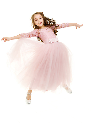 포토 JPG 해외이미지 전신 백인 드레스 여자 어린이 포즈 팔벌리기 실내 한명 앞모습 점프 흰배경 공주옷 소녀한명만 해외포토 서양인 1 옷 뷰포인트 백그라운드 모션 사람 내부 흰색 여자한명만 소녀만 파일형식 이미지허브