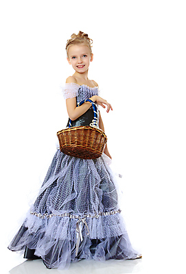 포토 JPG 해외이미지 전신 응시 드레스 여자 어린이 포즈 실내 한명 들기 옆모습 바구니 흰배경 공주옷 소녀한명만 해외포토 1 시선 옷 뷰포인트 백그라운드 모션 사람 내부 흰색 여자한명만 소녀만 파일형식 이미지허브