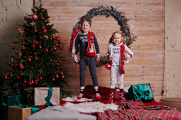 포토 JPG 해외이미지 나무 백인 행복 어린이 크리스마스 겨울 가족 포옹 엄마 아침 휴가 휴식 새로움 새해 주택 함께함 선물 웃음 소년 두명 장식 컵 빨간색 상자 침묵 침실 방 침대 축하 아빠 저녁 12월 연도 벽난로 주말 리빙 걸음마 해외포토 주간 서양인 식물 식기 계절 기념일 남자 감정 컬러 가구 컨셉 관계 안기 모션 표정 사람 건물 소리 날짜 야간 파일형식 이미지허브