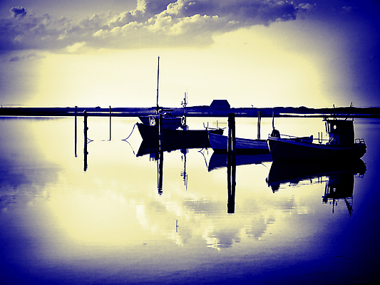 포토 JPG 해외이미지 전통 바다 교통시설 낚시 항해 해변 사람없음 목재 물 여름 컬러풀 반사 항구 침묵 보트 클래식 나룻배 묶기 정박 함선 노젓기 포트 닻 뱃놀이 줄서기 해외포토 자연요소 나무 계절 컬러 교통 컨셉 배_교통 재료 모션 레저 전통놀이 소리 시설 파일형식 이미지허브