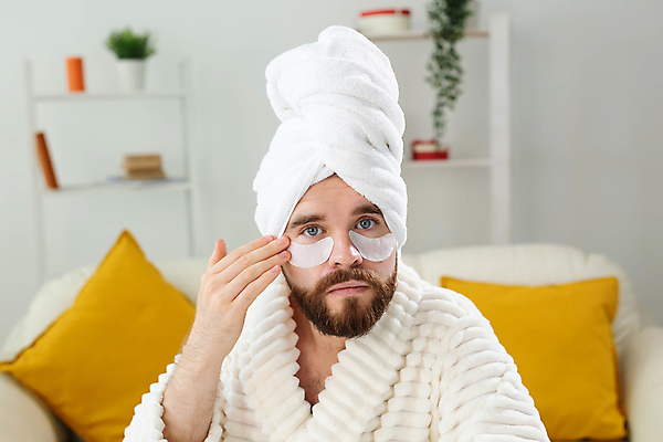 포토 JPG 해외이미지 응시 남자 수염 무표정 한명 상반신 성인 앞모습 수건 뷰티 목욕가운 스킨케어 붙이기 아이팩 성인남자한명만 해외포토 1 시선 감정 뷰포인트 모션 표정 사람 위생용품 가운 남자한명만 성인남자만 파일형식 이미지허브