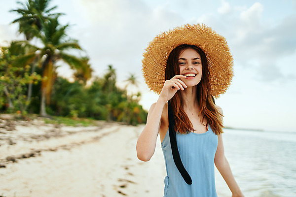포토 JPG 해외이미지 주간 응시 여자 수영복 여유 휴식 한명 웃음 상반신 성인 해변 야외 앞모습 아웃포커스 여름휴가 바캉스 손들기 즐거움 밀짚모자 성인여자한명만 해외포토 자연요소 모자_잡화 1 시선 옷 감정 바다 뷰포인트 컨셉 모션 휴가 촬영기법 표정 사람 여자한명만 성인여자만 파일형식 여름_계절 이미지허브