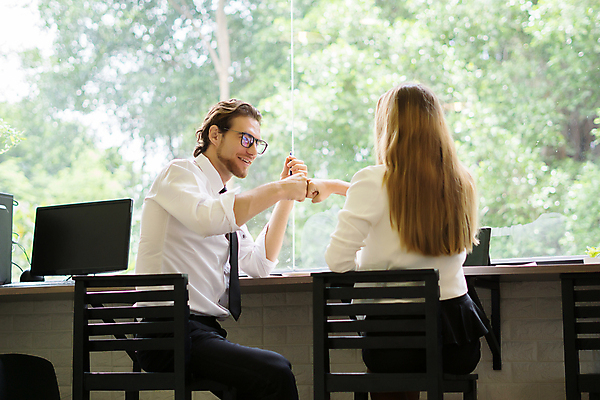 포토 JPG 해외이미지 백인 커피 컨셉 비즈니스 협력 함께함 미소 사람 동양인 두명 노트북 컴퓨터 사무실 공책 업무 동료 와이파이 프로젝트 해외포토 서양인 음료 관계 문구용품 표정 인종 전자제품 작업 무선인터넷 파일형식 이미지허브
