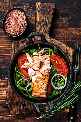 포토 JPG 해외이미지 그릇 포크 채소 실내 사람없음 하이앵글 냄비 연어 로즈메리 연어스테이크 연어요리 나무배경 핑크솔트 해외포토 식기 음식 뷰포인트 백그라운드 어류 스테이크 내부 솥 허브 소금 파일형식 이미지허브