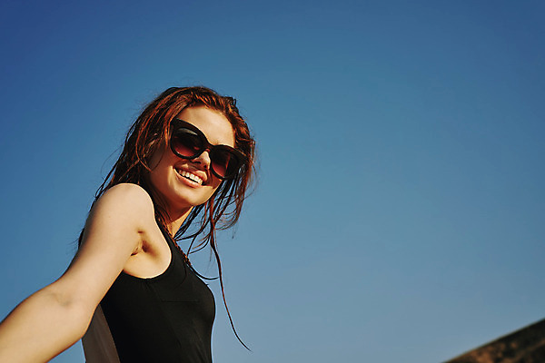 포토 JPG 해외이미지 주간 여자 여유 하늘 휴식 한명 상반신 성인 야외 옆모습 여름휴가 바캉스 선글라스 성인여자한명만 내려보기 해외포토 자연요소 1 감정 안경 뷰포인트 컨셉 모션 휴가 사람 여자한명만 성인여자만 파일형식 여름_계절 이미지허브