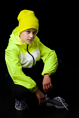 포토 JPG 해외이미지 백인 모델 모자 1 옷 남자 어린이 남학생 스포츠 포즈 따뜻함 한명 서기 사람 소년 운동복 청춘 노란색 유행 재킷 표현 닫기 심각 스타일 해외포토 서양인 학생 잡화 컬러 컨셉 모션 외투 파일형식 이미지허브