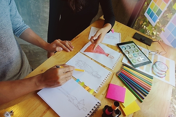 포토 JPG 해외이미지 백인 직업 디자인 드레스 옷 여자 산업 비즈니스 창조 미소 성인 사람없음 유행 기계 직물 업무 작업실 마네킹 바느질 디자이너 스케치 천 그림 주인 수공예 재단 재단사 스타일리스트 핸드메이드 스타일 해외포토 서양인 표정 미술 사람 작업 공예 파일형식 이미지허브