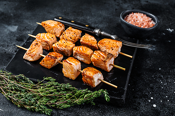 포토 JPG 해외이미지 그릇 포크 검은배경 실내 사람없음 꼬치 허브 연어 연어요리 돌접시 핑크솔트 해외포토 식물 식기 접시 음식 백그라운드 어류 내부 검은색 소금 파일형식 이미지허브