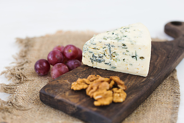 포토 JPG 해외이미지 포도 치즈 사람없음 안주 호두 나무도마 블루치즈 플레이팅 해외포토 과일 유제품 도마 목재 견과류 상차림 파일형식 이미지허브