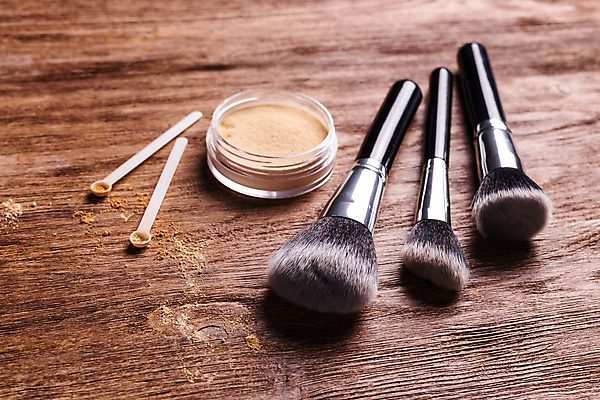 포토 JPG 해외이미지 백그라운드 사람없음 뷰티 숟가락 화장품 화려 가루 메이크업브러쉬 나무배경 해외포토 컨셉 수저 붓 파일형식 이미지허브