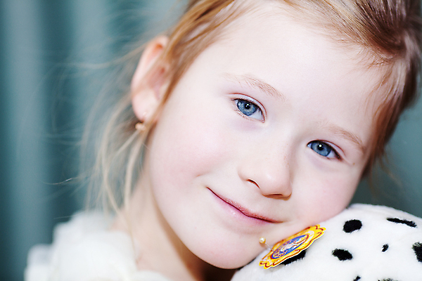 포토 JPG 해외이미지 모델 1 라이프스타일 손 여자 딸 행복 감정 얼굴 어린이 생각 장난 손가락 주택 실내 한명 사람 초록색 장난감 뷰티 머리 유치원 방 표현 아기 개 작음 입술 코 장면 천진난만 해외포토 교육 컬러 컨셉 포유류 가족 내부 건물 생활 신체부위 크기 파일형식 이미지허브