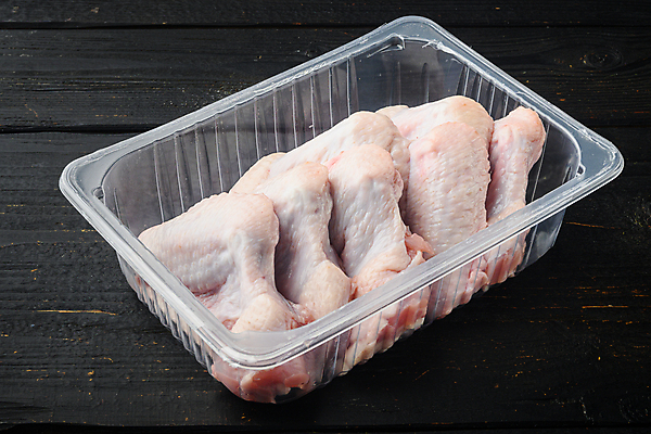 포토 JPG 해외이미지 실내 사람없음 닭고기 신선 담기 날것 닭날개 포장용기 플라스틱통 나무배경 해외포토 백그라운드 모션 통 육류 내부 플라스틱 포장재료 파일형식 이미지허브