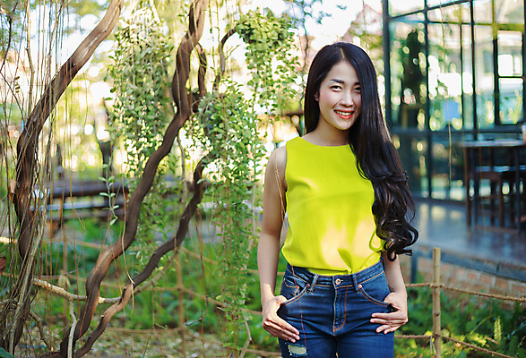 포토 JPG 해외이미지 나무 백인 모델 라이프스타일 공원 여자 행복 얼굴 백그라운드 셔츠 티셔츠 신체 태국 자연 한국 한명 미소 사람 동양인 성인 야외 10대 초록색 뷰티 유행 우주 정원 일본 중국 봄 카페 흰색 청바지 내추럴 해외포토 서양인 식물 1 계절 공공시설 감정 아시아 컬러 상의 바지 청소년 표정 인종 생활 신체부위 상점 생태계 파일형식 이미지허브