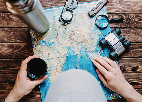 포토 JPG 해외이미지 1 손 남자 여행 컨셉 지도 장신구 돋보기 휴가 사람 사람없음 목재 연필 쌍안경 하이킹 장비 탐험 칼 나침반 검색 기어 원정 해외포토 나무 재료 레저 학용품 신체부위 필기구 망원경 파일형식 이미지허브