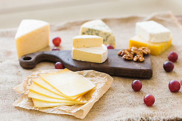 포토 JPG 해외이미지 포도 치즈 실내 사람없음 삼베 안주 나무도마 와인플래터 해외포토 과일 유제품 도마 내부 목재 파일형식 천_직물 이미지허브