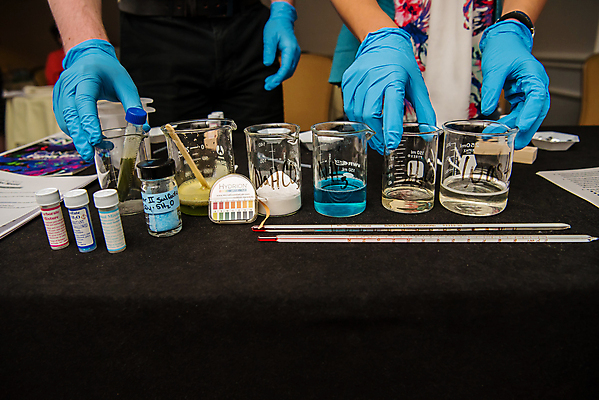 포토 JPG 해외이미지 어린이 과학 백그라운드 탁자 유리병 실험 사람없음 액체 실험실 닫기 결과 혼합 분석 비커 미생물 튜브 해외포토 가구 컨셉 모션 병_용기 생물 실험기구 사람 파일형식 이미지허브