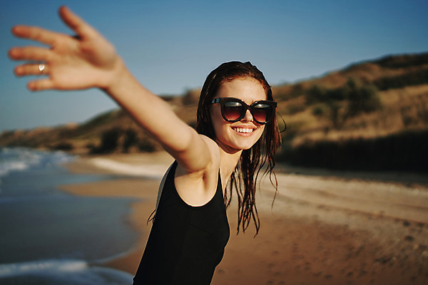 포토 JPG 해외이미지 주간 여자 여유 휴식 한명 상반신 성인 해변 야외 옆모습 아웃포커스 여름휴가 바캉스 선글라스 소프트포커스 손뻗기 성인여자한명만 해외포토 자연요소 1 감정 안경 바다 뷰포인트 컨셉 모션 휴가 촬영기법 사람 여자한명만 성인여자만 파일형식 여름_계절 이미지허브