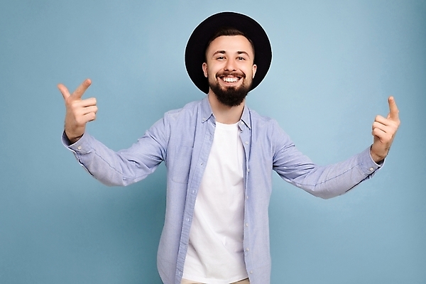 포토 JPG 해외이미지 모자 행복 백그라운드 셔츠 티셔츠 수염 한명 미소 파란색 유행 놀람 공백 기쁨 신선 시원함 긍정 고립 스타일 카피스페이스 해외포토 1 잡화 감정 컬러 컨셉 상의 표정 사람 파일형식 이미지허브