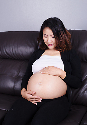 포토 JPG 해외이미지 백인 1 라이프스타일 여자 행복 컨셉 태국 엄마 휴식 주택 한국 실내 건강 사랑 한명 사람 앉기 동양인 성인 내부 소파 일본 검은색 중국 희망 임산부 임신 방 터치 흰색 아기 기다림 거짓말 돌봄 해외포토 서양인 감정 아시아 컬러 의자 가족 모션 인종 건물 생활 파일형식 이미지허브
