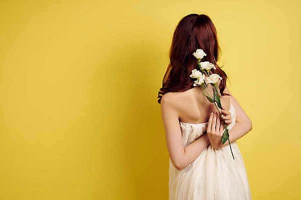 포토 JPG 해외이미지 여자 행복 꽃다발 실내 한명 들기 상반신 성인 뒷모습 노란색 해외포토 1 꽃 감정 뷰포인트 컬러 모션 사람 내부 파일형식 이미지허브