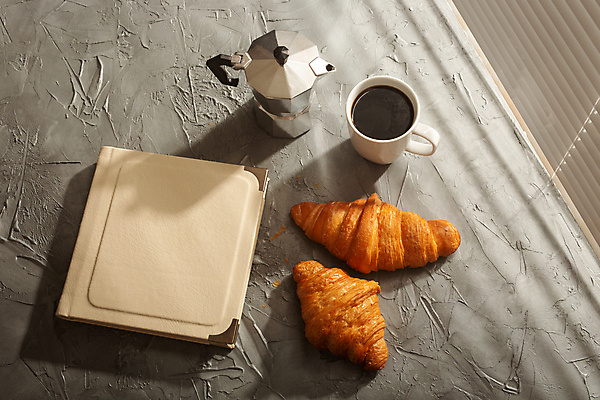 포토 JPG 해외이미지 커피 아침 사람없음 책 하이앵글 머그컵 블라인드 아침식사 커피잔 커피포트 크루아상 브런치 플랫레이 해외202309 해외포토 주간 음료 빵 뷰포인트 주전자 잔 컵 식사 커튼 플랫 파일형식 이미지허브