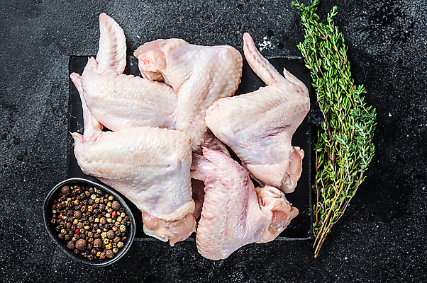 포토 JPG 해외이미지 그릇 검은배경 실내 사람없음 하이앵글 닭고기 신선 날것 닭다리 후추 로즈메리 닭날개 돌접시 해외포토 식기 접시 뷰포인트 백그라운드 육류 내부 검은색 허브 향신료 파일형식 이미지허브