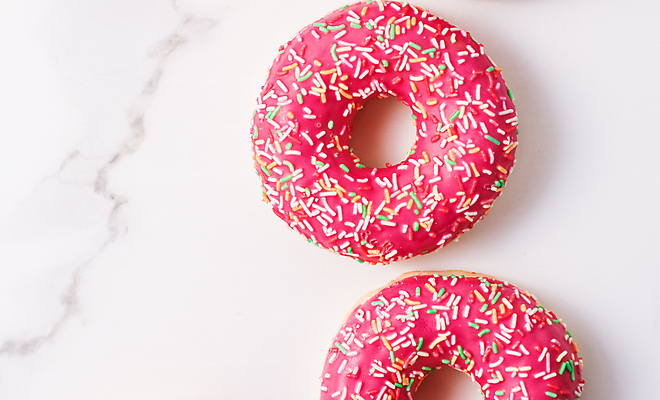 포토 JPG 해외이미지 사람없음 빨간색 도넛 대리석 스프링클 카피스페이스 해외포토 컬러 재료 디저트 장식 공백 파일형식 이미지허브