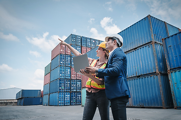 포토 JPG 해외이미지 주간 여자 남자 하늘 노동자 들기 상반신 성인 야외 두명 옆모습 노트북 가리킴 업무 비즈니스맨 컨테이너 무역 무역항 무역센터 성인만 해외포토 자연요소 직업 산업 뷰포인트 비즈니스 모션 사람 손짓 전자제품 작업 직장인 파일형식 이미지허브